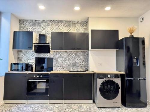 a kitchen with black and white appliances at Narbonne centre New york in Narbonne