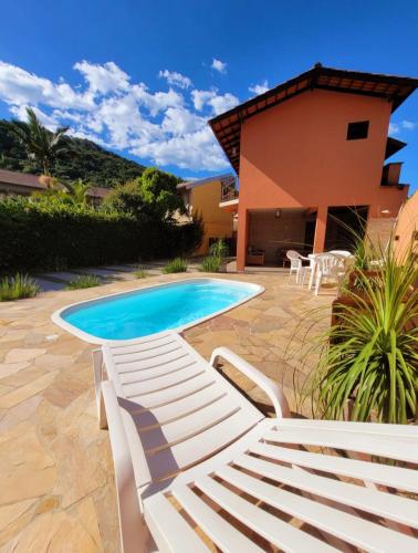 Kolam renang di atau dekat dengan Partiu Praia SC piscinas privativas, ar condicionado, internet, próximo ao mar e centrinho três minutos a pé