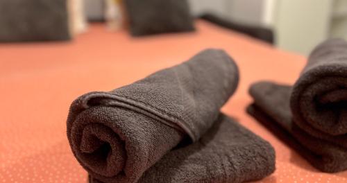 une pile de serviettes brunes assises sur une table dans l'établissement Hypercenter - Private Patio - Le nid du Palais !, à Avignon