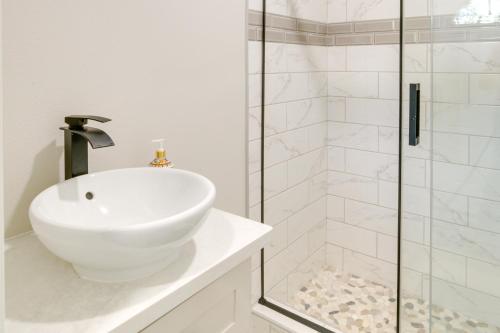 Un baño de Chico Studio Near Cal State and Downtown
