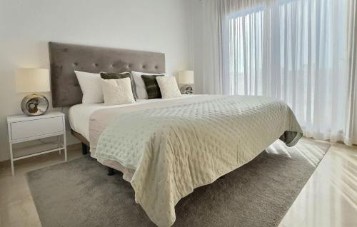 Un dormitorio blanco con una cama grande y una ventana. en Beautiful penthouse apartment with three large double bedrooms in Casares Costa, en Buenas Noches