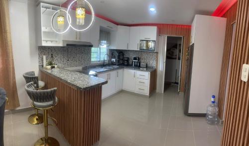 a kitchen with white cabinets and a counter top at Amplio y Acogedor Apartamento Cerca de Todo in Juan López