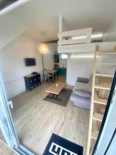 - un salon avec des lits superposés et un bureau dans l'établissement Studio proche centre et plages, à Plouharnel