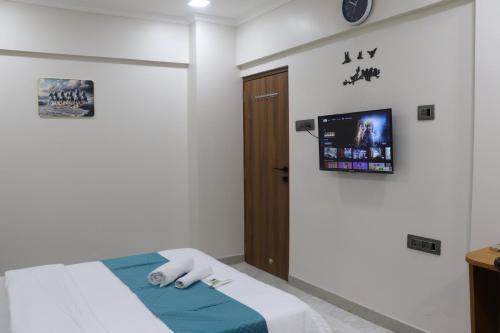 Letto o letti in una camera di Zenith Homes - Powai Suites