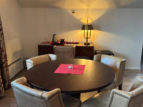 a dining room with a table with a red napkin on it at Park Hotel Vossevangen in Vossevangen