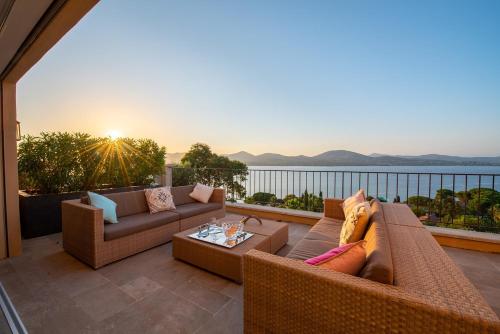 d'une terrasse avec des canapés et une vue sur l'eau. dans l'établissement Villa Blue Med, à Saint-Tropez