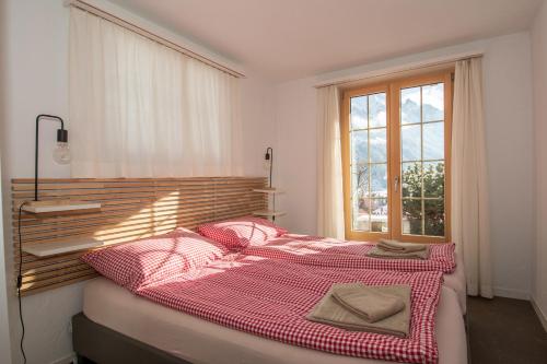 Una cama o camas en una habitación de Chalet Gsür