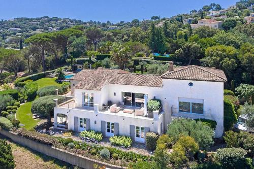 une vue aérienne d'une grande maison blanche dans l'établissement Villa Blue Med, à Saint-Tropez