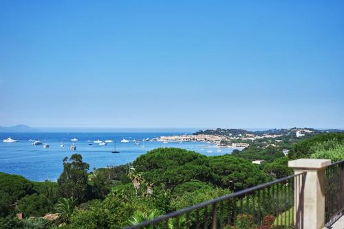 une vue sur l'océan depuis un balcon dans l'établissement Villa Blue Med, à Saint-Tropez