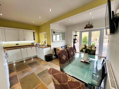 Kuchyň nebo kuchyňský kout v ubytování Berwick - Norham - 3 Bedrooms 2 Bathrooms - Stunning Walks and Views - Dog Friendly - Balcony - Log Fire - Private Garden - Off Street Parking - Quiet Rural Location - Fast Wifi