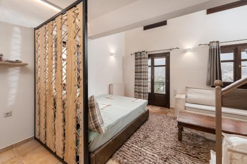 Кровать или кровати в номере Kalavrita Botanica Hotel & SPA