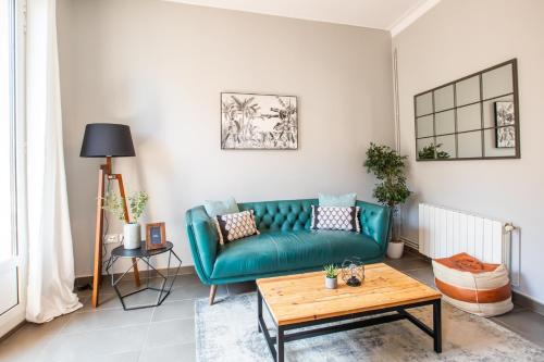 33MAL1082- Big 2BR apartment near Sagrada Familia