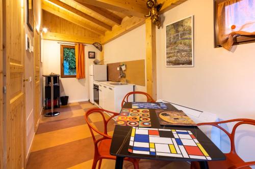 a kitchen and dining room with a table and chairs at Camping Camplani in Zone