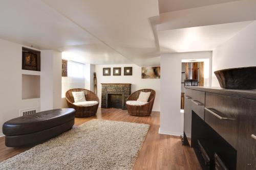 a living room with a couch and a fireplace at Le petit Manoir Spa et Vue sur rivière St Maurice in Grandes-Piles