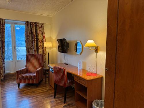 a hotel room with a desk and two chairs at Park Hotel Vossevangen in Vossevangen