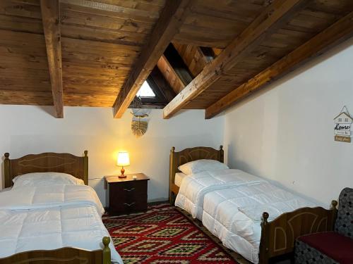 Postel nebo postele na pokoji v ubytování Hotel Panorama Zogaj