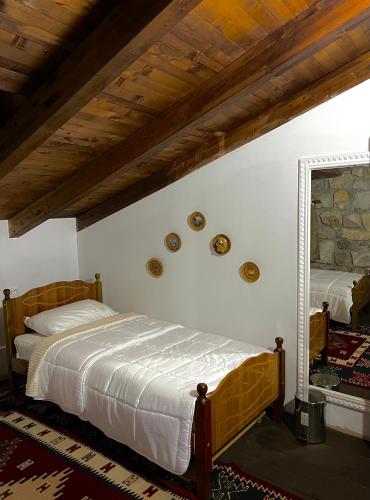 Postel nebo postele na pokoji v ubytování Hotel Panorama Zogaj
