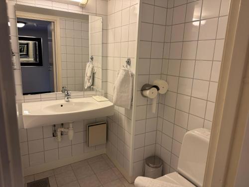 a white bathroom with a sink and a toilet at Park Hotel Vossevangen in Vossevangen