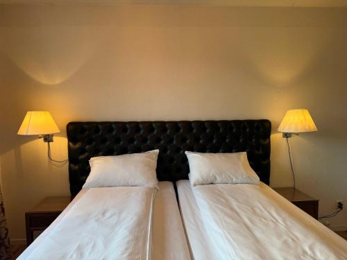 two beds in a room with two lamps at Park Hotel Vossevangen in Vossevangen