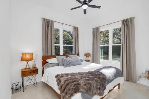 En eller flere senge i et værelse på Florida HappyNest Secluded Luxury Guesthouse