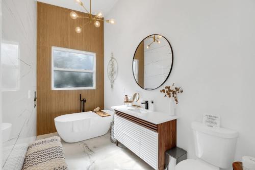 Et badeværelse på Florida HappyNest Secluded Luxury Guesthouse