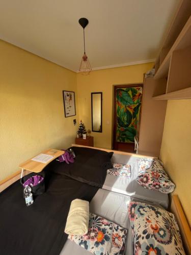 a room with two beds and a table in it at Gemütliches Zimmer "Gold" für 2 Personen und Katzenliebhaber in Valencia