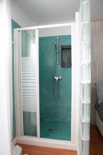 a bathroom with a shower with a glass door at Apartamento Greco in Ronda