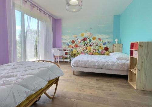 Ένα ή περισσότερα κρεβάτια σε δωμάτιο στο Villa Iris en Ardèche - Piscine Privée et Jardin