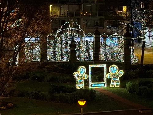 a house decorated with christmas lights in the yard at Lichtrijk en comfortabel hoekappartement met gratis parking en zeer centraal gelegen - Comme Chez Soi in Ostend