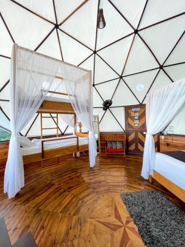 Un ou plusieurs lits dans un hébergement de l'établissement Trekker Glamping - EcoLodge Boutique