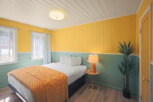 a bedroom with a bed with green and yellow walls at Sessions Retreat & Hotel in Big Bear Lake