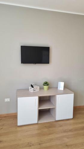 Una televisión o centro de entretenimiento en Otium casa vacanze-servizio spiaggia incluso a 250 mt-struttura pet friendly
