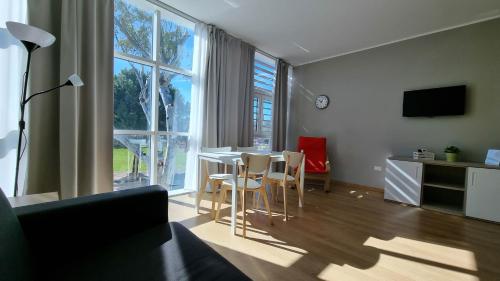 a living room with a table and chairs at Otium casa vacanze-servizio spiaggia incluso a 250 mt-struttura pet friendly in Giulianova