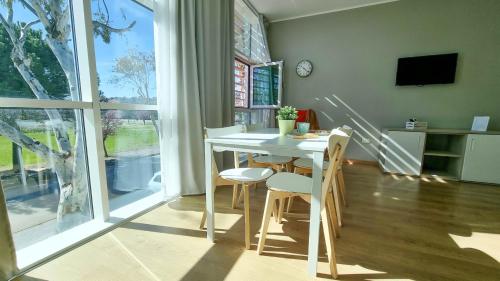 Un balcón o terraza en Otium casa vacanze-servizio spiaggia incluso a 250 mt-struttura pet friendly