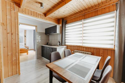 Kuchyň nebo kuchyňský kout v ubytování Apartamenty U Joli