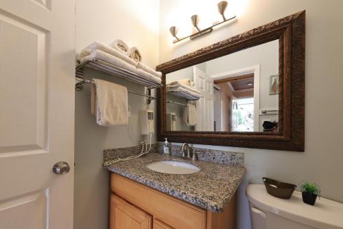 Koupelna v ubytování Beachwood Condos & Resort