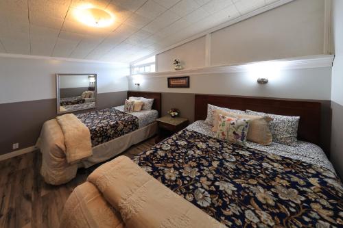 Postel nebo postele na pokoji v ubytování Beachwood Condos & Resort