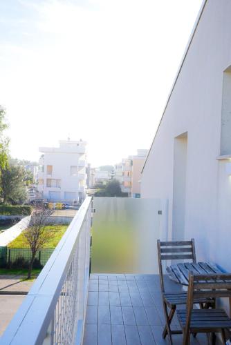 Un balcón o terraza en Otium casa vacanze-servizio spiaggia incluso a 250 mt-struttura pet friendly