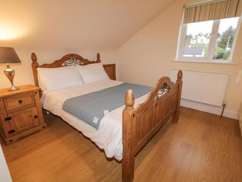 Una cama o camas en una habitación de Loughanure Lake View
