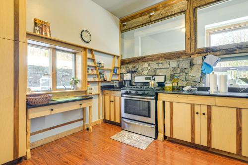 Η κουζίνα ή μικρή κουζίνα στο Near Skiing and Hiking Quiet Home in West Wardsboro