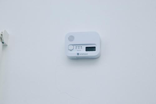 a scale sitting on top of a white counter at Casa Amare Aeroporto Fiumicino in Focene