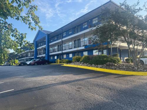 a blue building with cars parked in front of it at Live In Lodge Jonesboro in Jonesboro