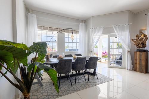 a dining room with a table and chairs at Artiko Luxury Suites - Jan Thiel in Jan Thiel