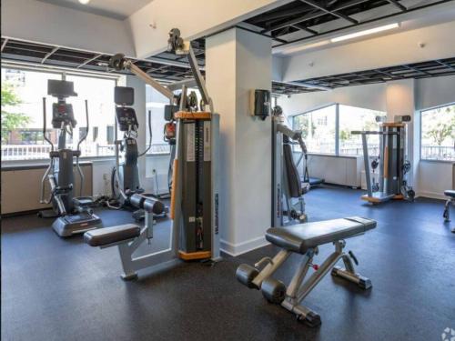 Γυμναστήριο ή/και όργανα γυμναστικής στο Modern 2bed 2 bath heart of Townson suite