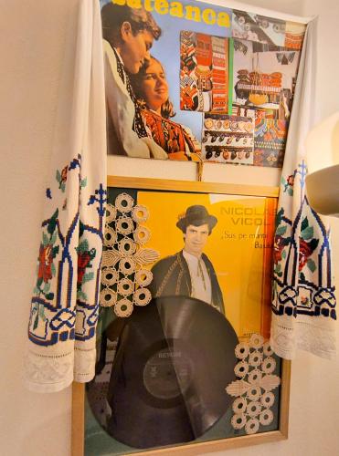 a shelf with a picture of a man and a magazine at Poiana Sașilor - Valea Doftanei in Trăisteni