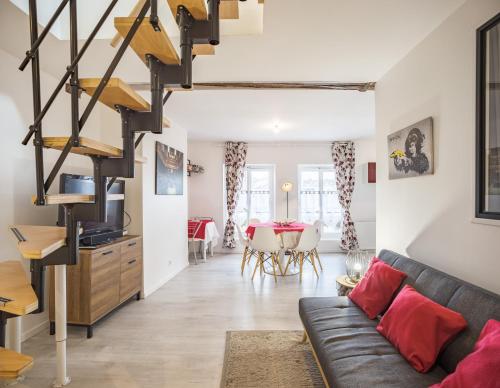 un salon avec un canapé et une table dans l'établissement Duplex Saussier- Centre historique - ideal Groupe, à Troyes