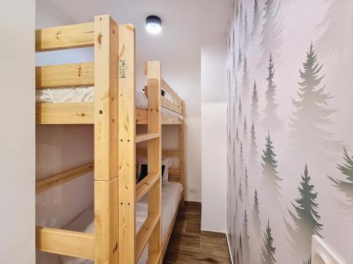 une chambre avec deux lits superposés dans l'établissement Le Cherry- appartement-4Pers-Proche Centre, aux Gets