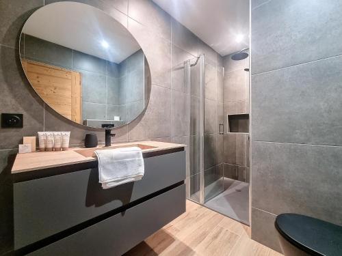 une salle de bain avec un lavabo, un miroir et une douche dans l'établissement Le Cherry- appartement-4Pers-Proche Centre, aux Gets