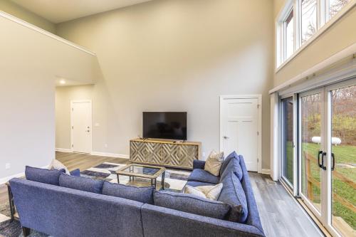 TV a/nebo společenská místnost v ubytování 24 Mi to Cincinnati Newly Built Bethel Home!