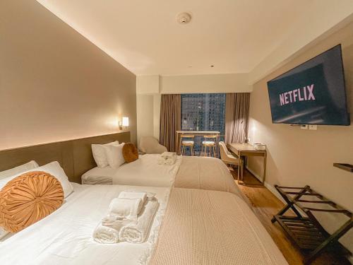 Una cama o camas en una habitación de Rockwell View Twin Suite with FREE WiFi Pool & Gym